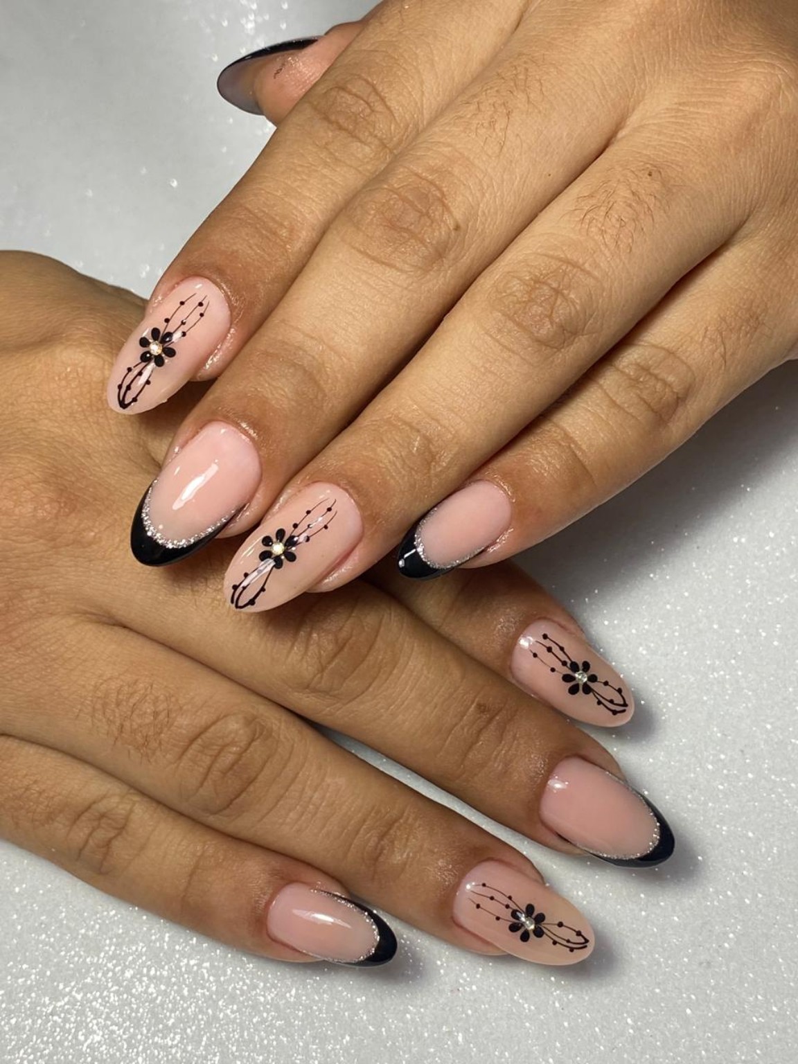 Unhas rosé com francesinha preta e decoração delicada