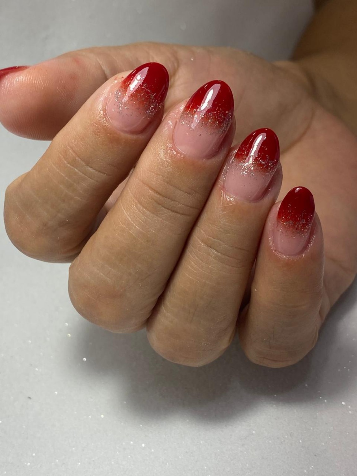 Unhas em degradê vermelho com brilho