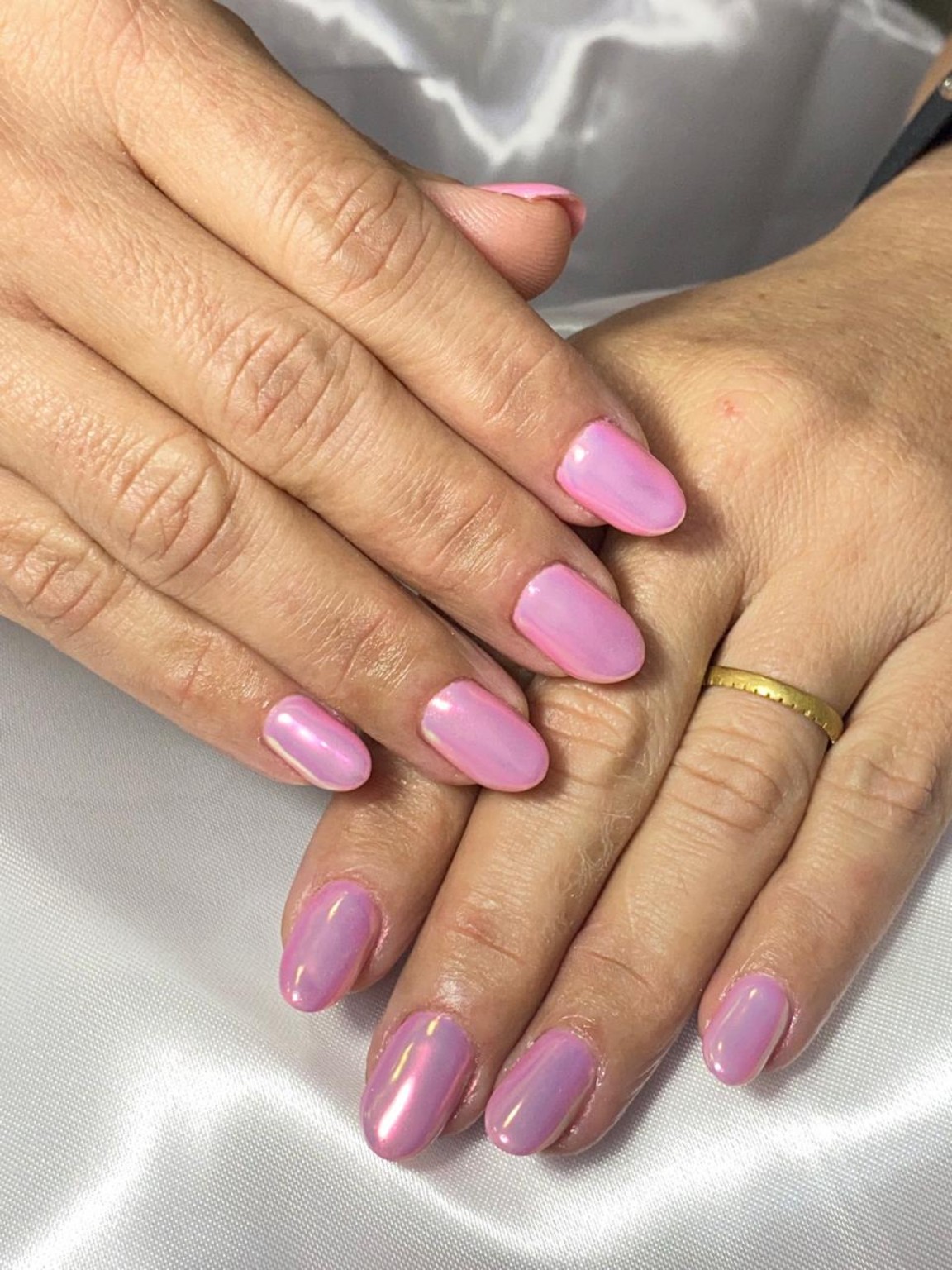 Unhas rosadas com efeito brilhante